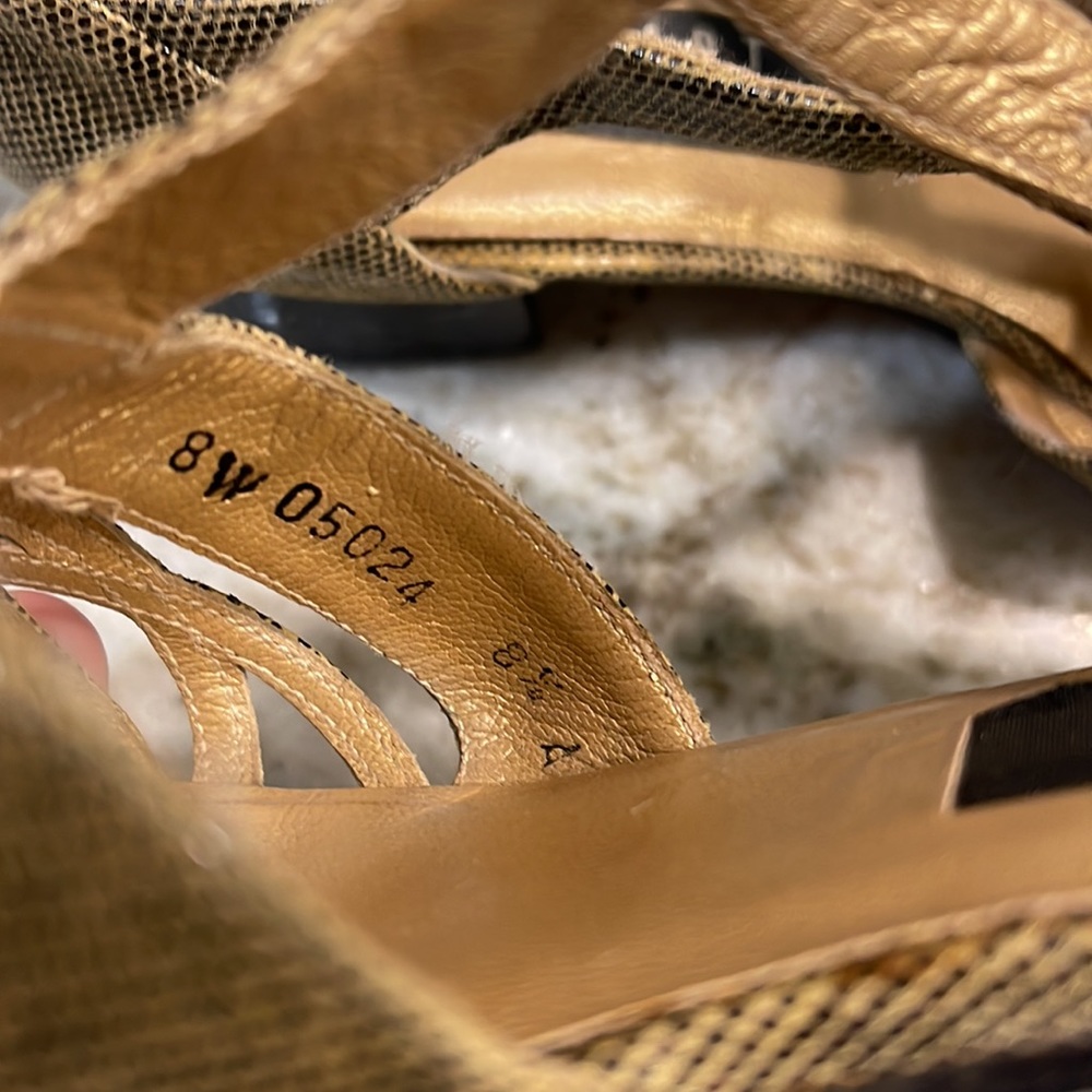 STUART WEITZMAN Leather Metallic T-Strap Sandals 8.5A - Picture 13 of 14